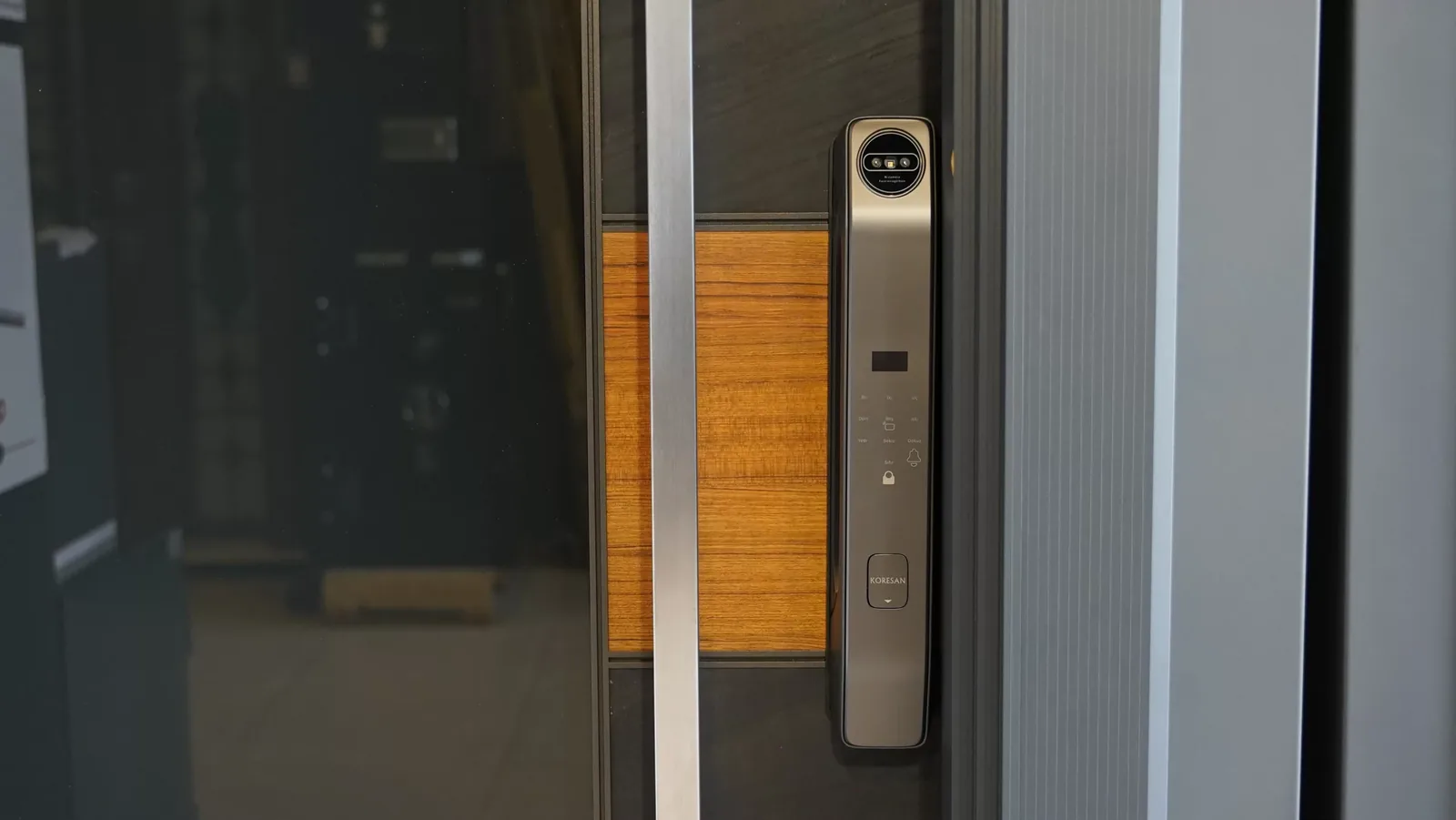 Çelik kapıya takılı Koresan Smart AK3+, dış ve iç taraf